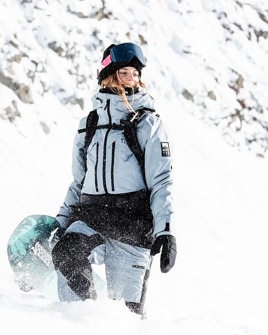 Customer @sarah_bacher_ in Moss W Snowboard Jacket Women Soft Blue/Black Renewed