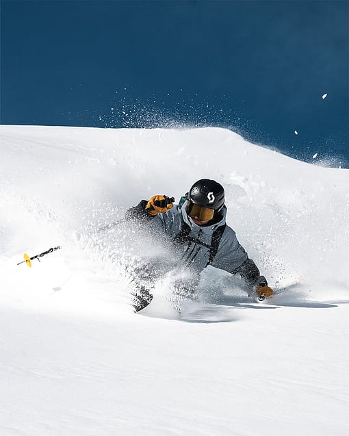 @johnkaspy porte Montec Arch Snowboard Jacket Soft Blue/Black