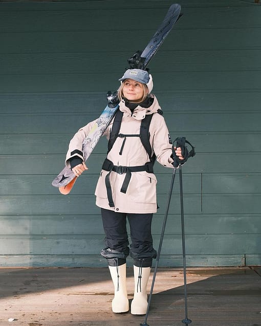 Ce rider porte Montec Virago W Snowboard Jacket Sand