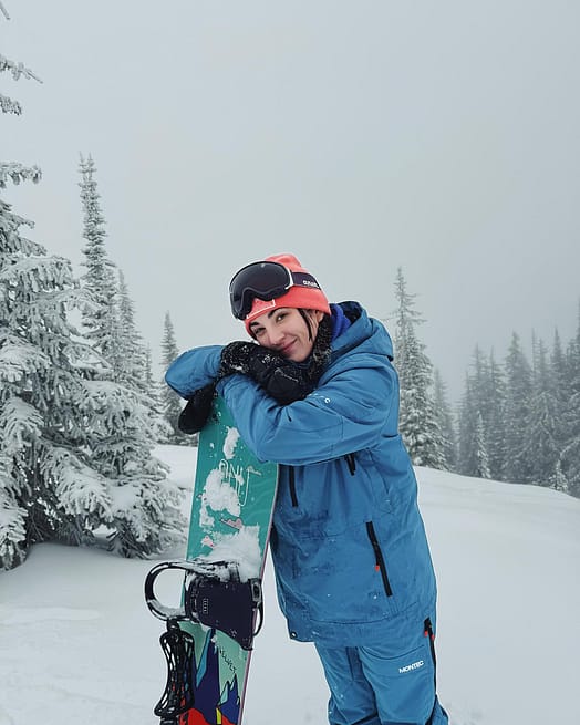 Customer @izzyzucca in Fawk W Snowboard Jacket Women Blue Steel
