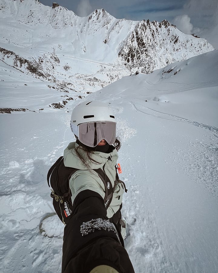 Client @kamila_novak dans Dune W Veste Snowboard Femme Soft Green/Black