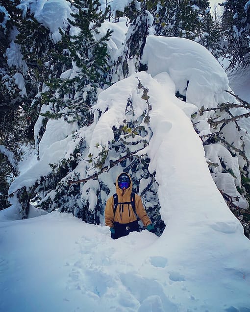@liam_meylan porte Montec Fawk Snowboard Jacket Gold/Black