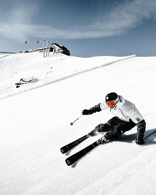 Ce rider porte Montec Doom Snowboard Jacket Light Grey/Black/Dark Atlantic