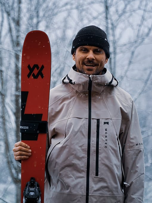 Rider @mario_mitteregger draagt Montec Oracle Snowboard Jacket Sand