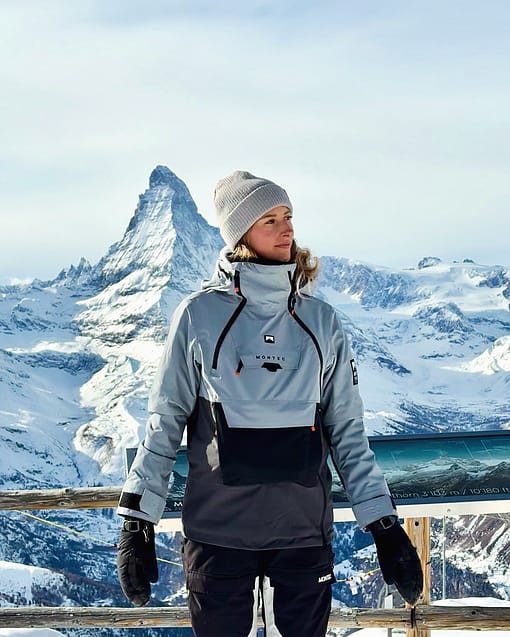 Rider @ila_hinri draagt Montec Doom W Snowboard Jacket Soft Blue/Black/Phantom