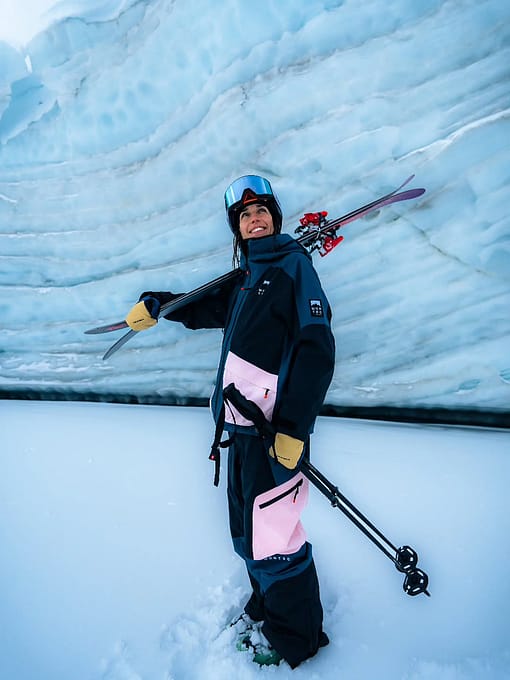 Rider @zuzawitych draagt Montec Morpheus W Snowboard Jacket Metal Blue/Black/Soft Pink