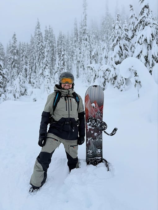 Rider @dennisbey draagt Montec Arch Snowboard Jacket Greenish/Black