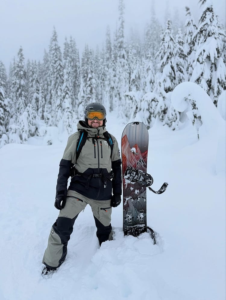 Kaveri @dennisbey fiilistelee päällään Montec Arch Snowboard Jacket Greenish/Black