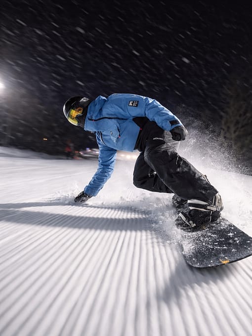 Rider @leonelechevrri draagt Montec Doom Snowboard Jacket Blue Steel/Black