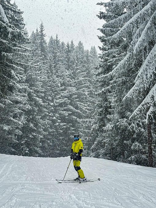 Rider @tao_en_montagne draagt Montec Arch Snowboard Jacket Bright Yellow/Black
