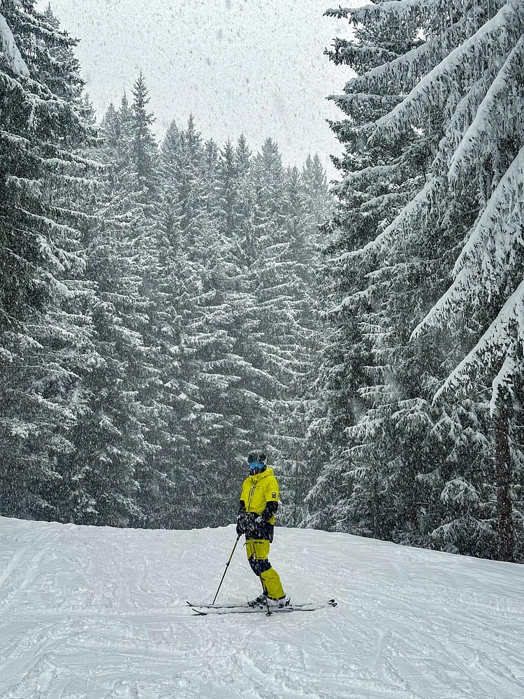 Kaveri @tao_en_montagne fiilistelee päällään Montec Arch Snowboard Jacket Bright Yellow/Black