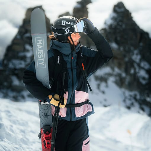 Rider @zuzawitych draagt Montec Morpheus W Snowboard Jacket Metal Blue/Black/Soft Pink
