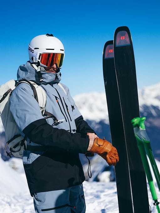 Rider @kevin_maderegger draagt Montec Arch Snowboard Jacket Soft Blue/Black