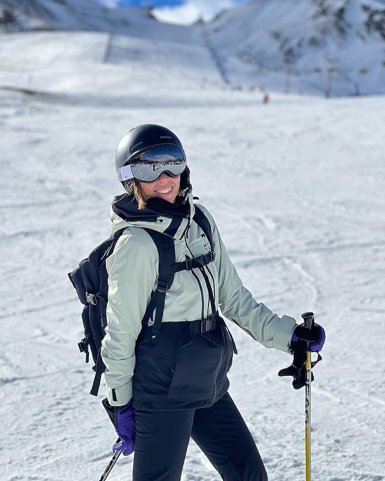Customer @sil_casals in Moss W Snowboardjakke Dame Soft Green/Black