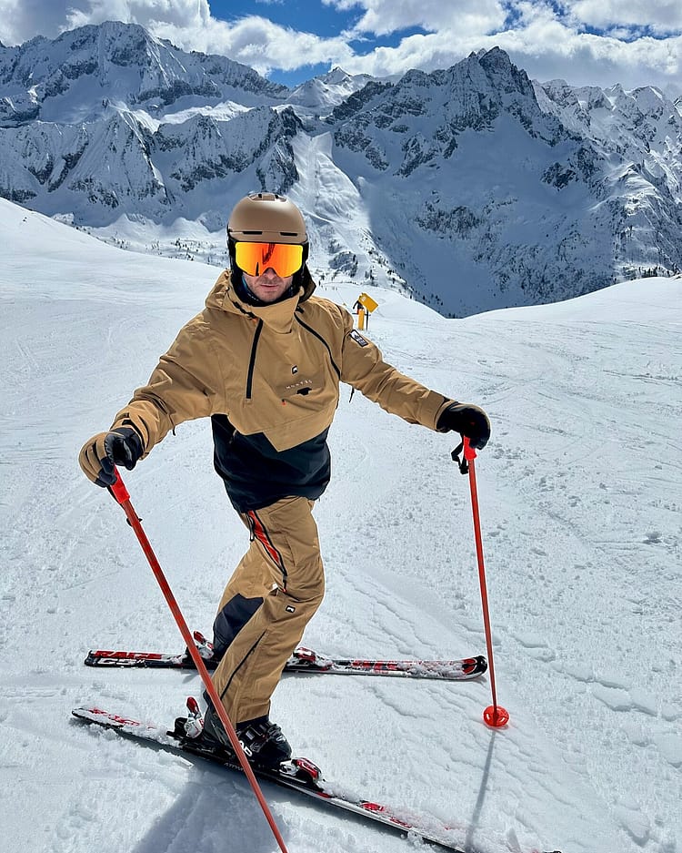 Customer @danieffe_13 in Doom Snowboard Jacket Men Gold/Black