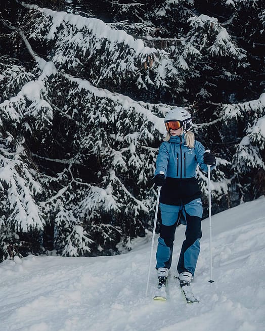 Customer @leonie.purgar in Moss W Snowboard Jacket Women Blue Steel/Black Renewed