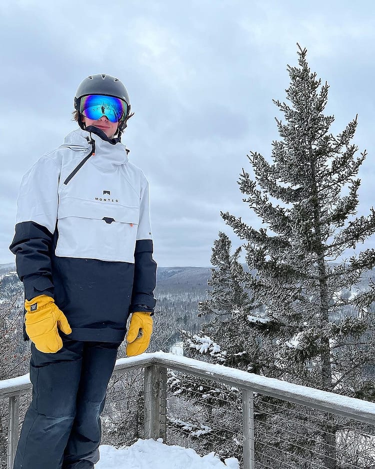 Customer @parker_nivala in Dune Snowboard Jacket Men Light Grey/Black