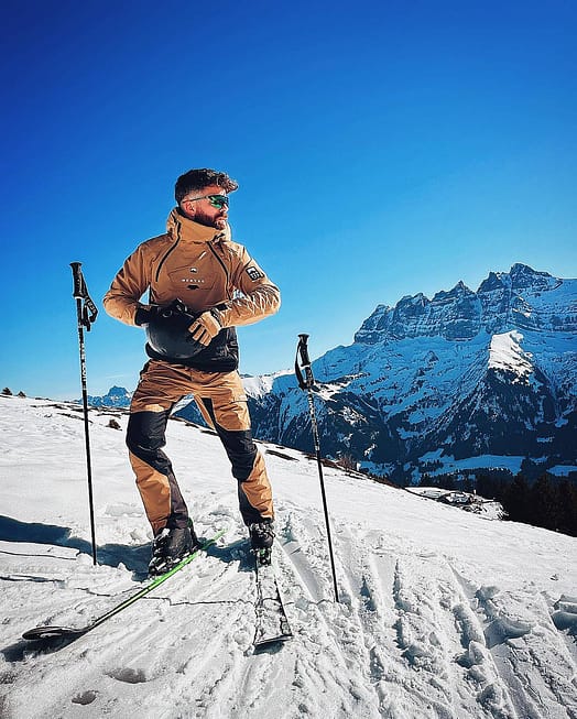 Customer @xavierpinsta in Fawk Snowboard Pants Men Gold/Black Renewed