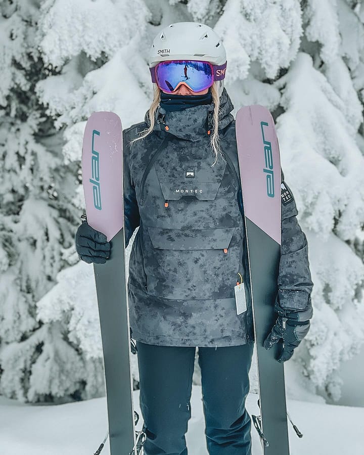 Customer @_krashley_ in Doom W Snowboard Jacket Women Black Tiedye
