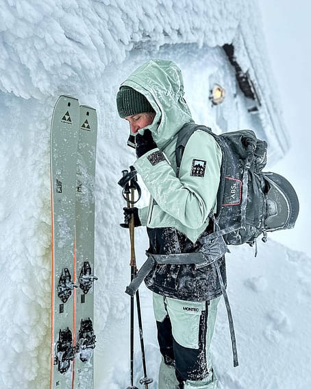 Customer @lottawiemers in Moss W Snowboard Jacket Women Soft Green/Black Renewed