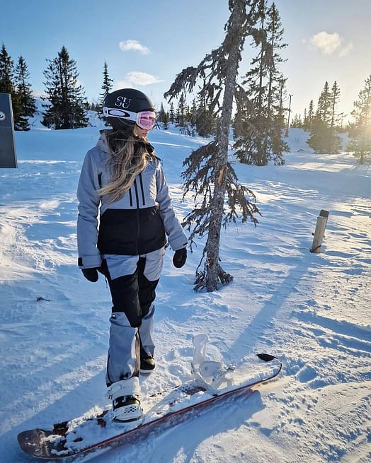 Customer @kirstyellenmurfin93 in Moss W Snowboard Jacket Women Soft Blue/Black Renewed