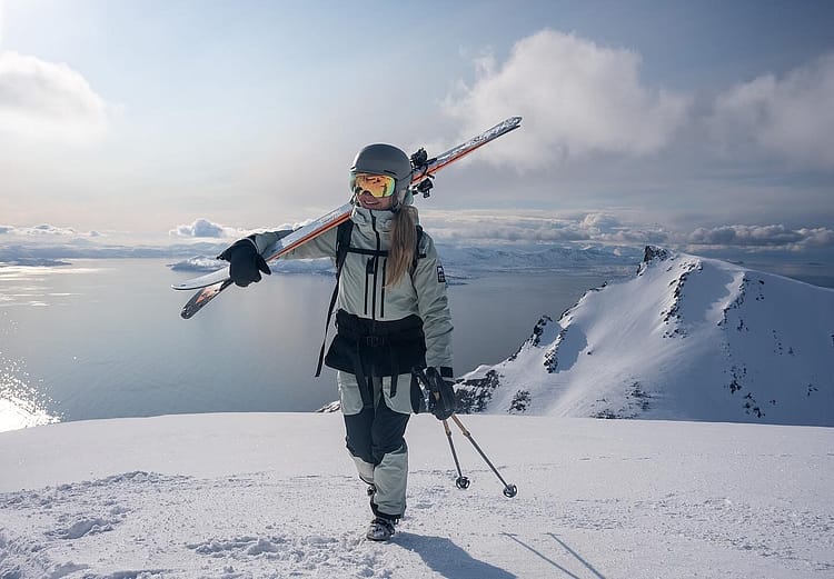 Customer @lottawiemers in Moss W Snowboardjakke Dame Soft Green/Black