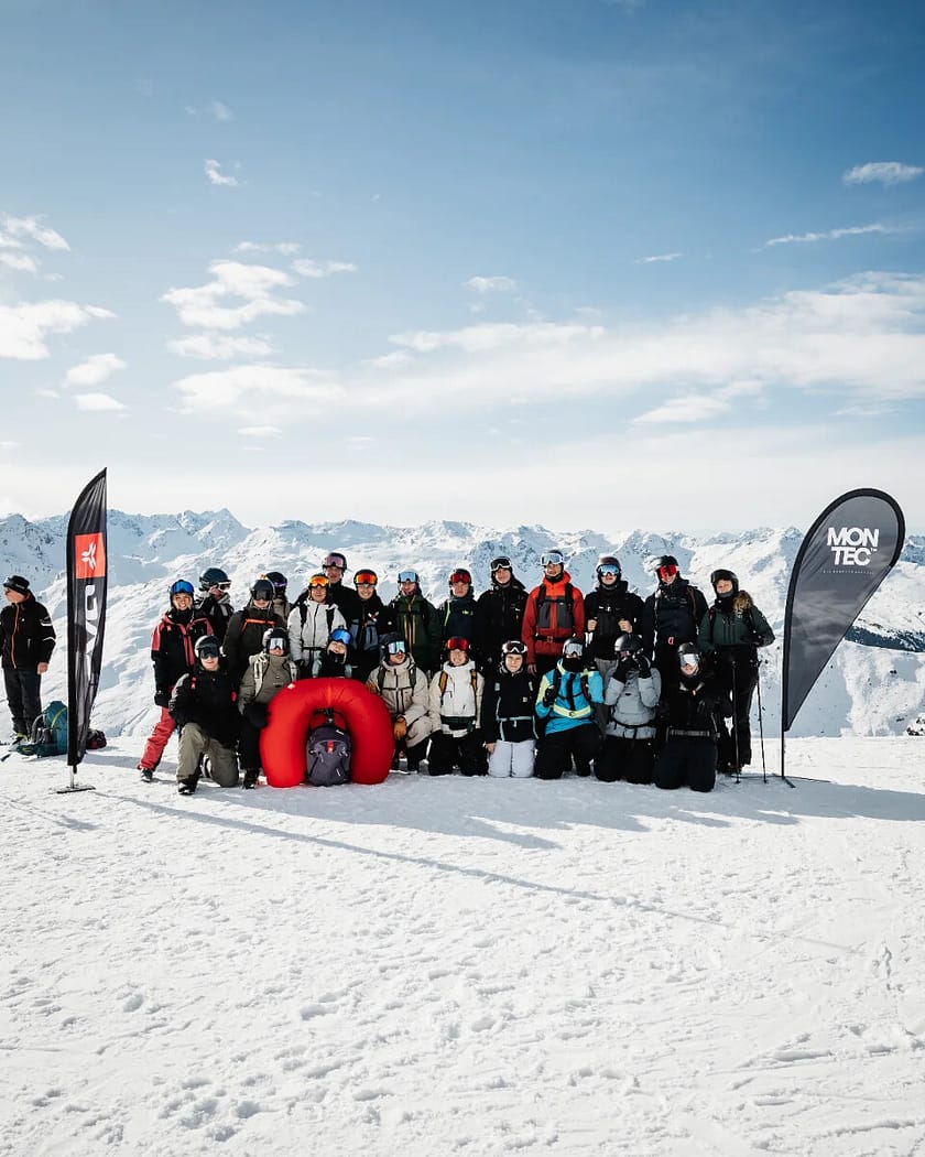 Axamer LizumでMontecのフラッグとともに集まったMontec Winter Seriesの参加者