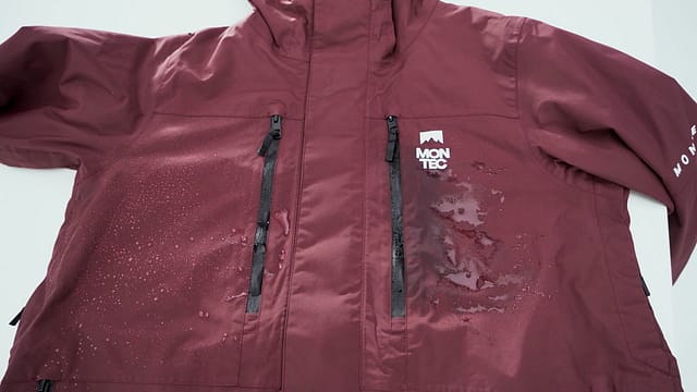 Hoe je DWR kunt controleren en opnieuw aanbrengen op je Montec kleding Hoe je DWR kunt controleren en opnieuw aanbrengen op je Montec kleding