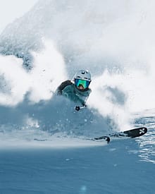 Comment skier en poudreuse? Nos conseils de glisse | Montec Mag